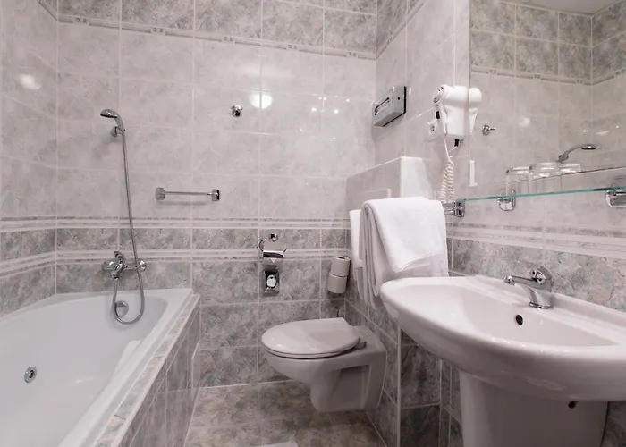 Victoria Hotel 3*